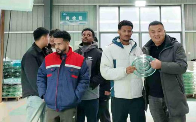 Em 12 de dezembro de 2025, clientes estrangeiros visitaram a empresa.